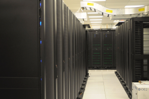 Eine Reihe von Servern in einem gut beleuchteten, ordentlichen Datenzentrum.