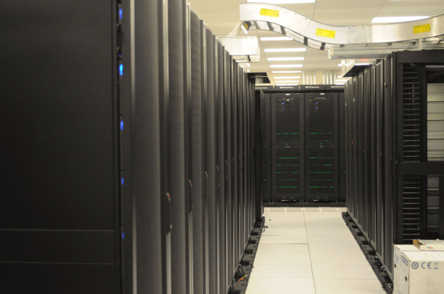 Eine Reihe von Servern in einem gut beleuchteten, ordentlichen Datenzentrum.