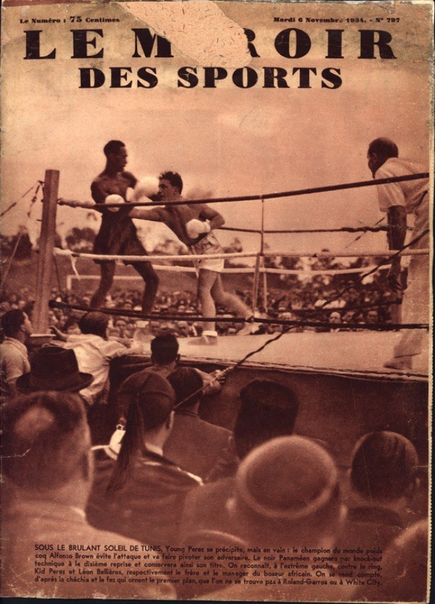 Schwarzes und weißes Foto von zwei Boxern in einem Boxring mit einer Menge im Hintergrund und dem Text "Le Roir des Sports" oben.