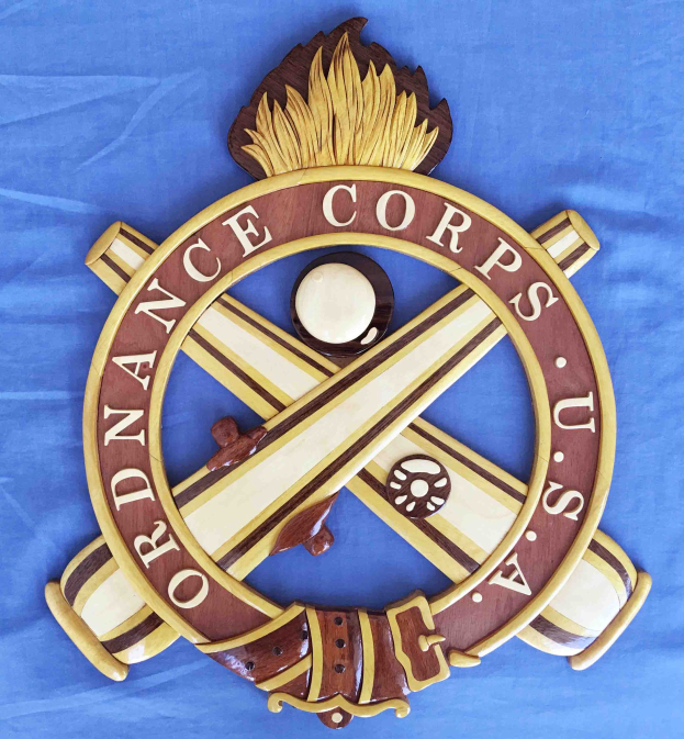 Holzschild mit "Ordnance Corps" in schwarzer Schrift, montiert auf blauem Tuch, mit einem weißen Stern auf marineblauem Hintergrund mit goldener Umrandung und detaillierter Gravur.