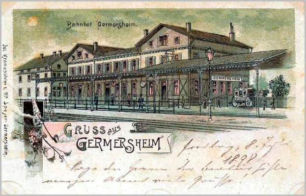 Schwarz-weiß-Postkarte des Bahnhofs Germersheim in Deutschland, zeigt ein Gebäude, Menschen, Fahrzeuge, Bäume und einen bewölkten Himmel.