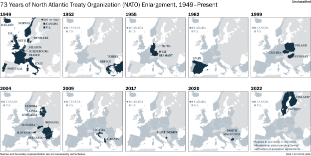 Karte veranschaulicht die Erweiterung der NATO von 1949 bis heute, wobei die Regionen farblich nach dem Jahr der Aufnahme codiert sind und ein Titel zusätzliche Informationen bereitstellt.