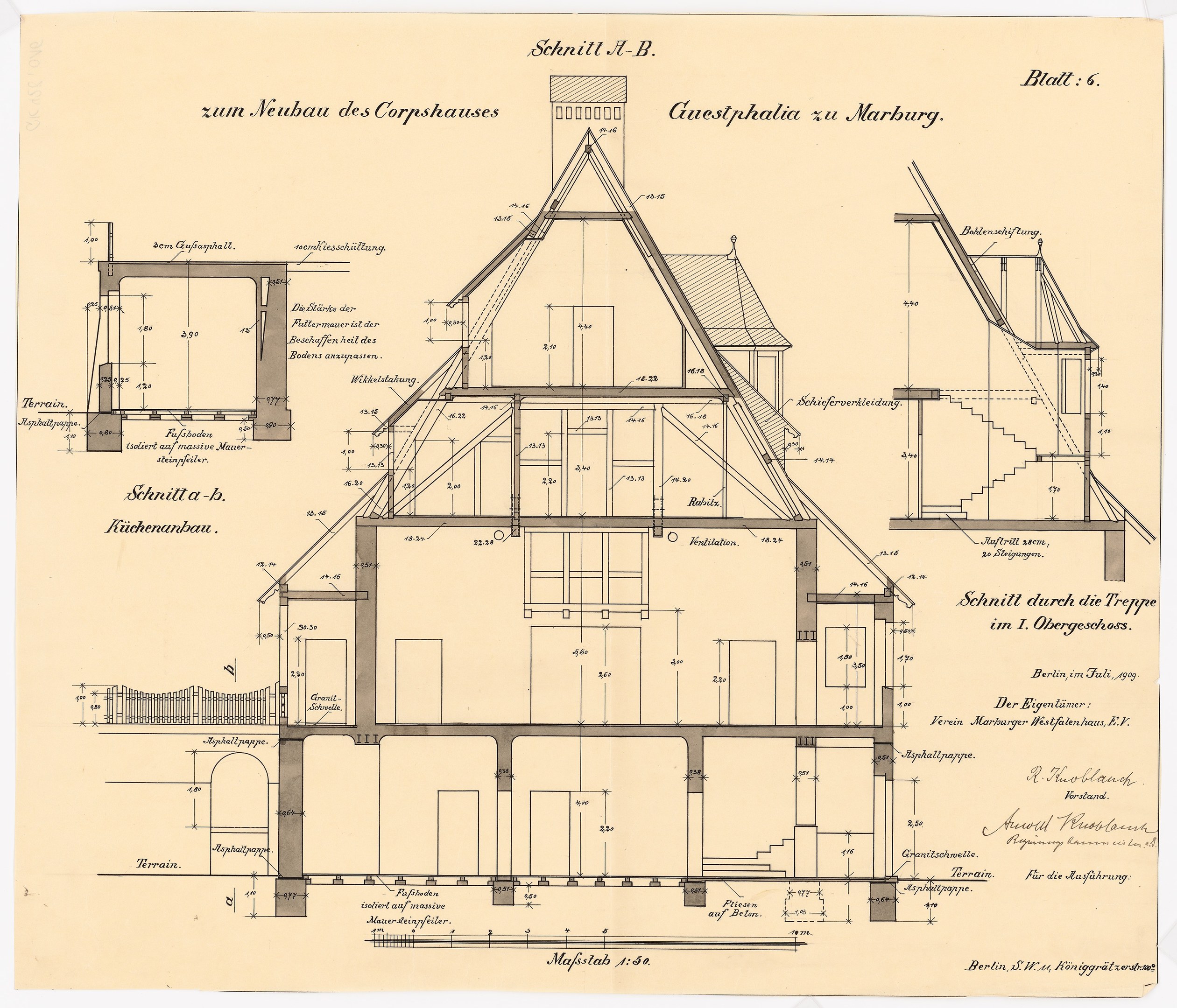 Schwarze und weiße architektonische Zeichnung eines Hauses mit zahlreichen Fenstern und einem Dachfirst, beschriftet als erstes Haus in Deutschland, begleitet von detaillierten Bauplänen und Text.
