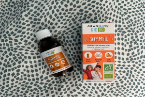 Eine Flasche Granions Kid Bio Sommel steht auf einem Tisch neben einer Box mit Text darauf.