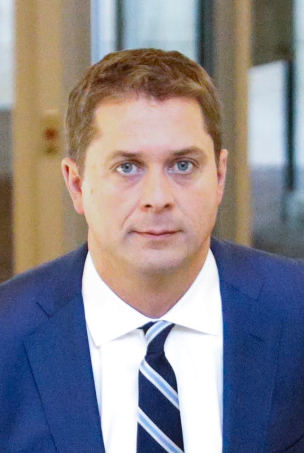 Ein Mann im Anzug und Krawatte geht einen Flur entlang und sieht besorgt aus, wahrscheinlich weil er wegen sexueller Belästigung angeklagt wird, mit einem unscharfen Hintergrund.