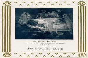 Ein Schwarz-Weiß-Plakat mit einer Gruppe elegant gekleideter Menschen an einem Tisch, mit der Aufschrift "Lingerie de Luxe" oben drauf.