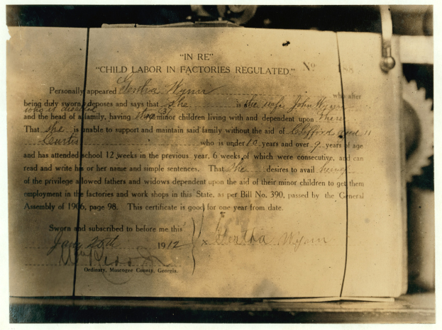 Schwarz-weißes Dokument mit der Aufschrift "Kinderaortuntersuchungsbescheinigung".