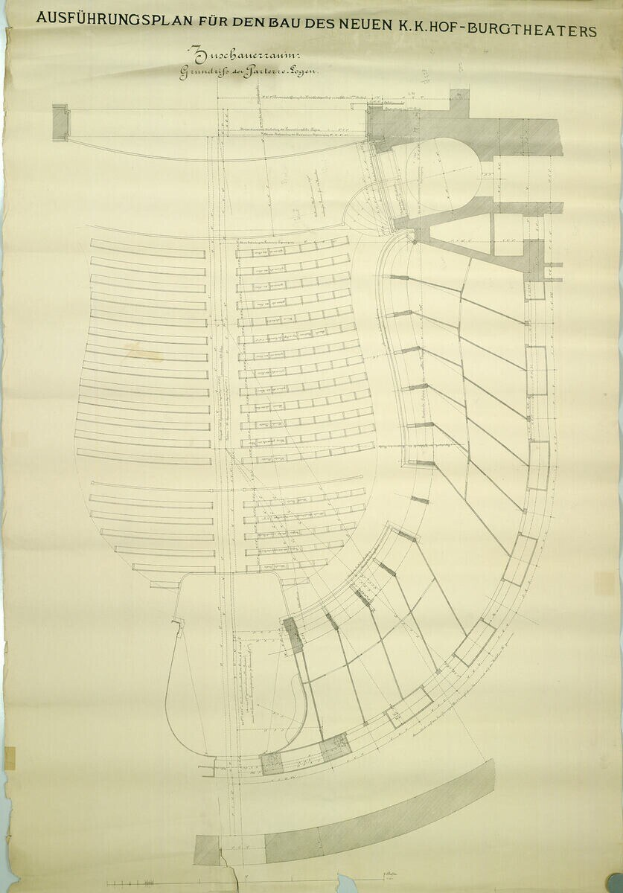 Eine handgezeichnete Architekturplanung für ein Konzerthaus, enthält den Sitzplan des Auditoriums, die Sitzzahl und die Bühnenlage, mit begleitenden handschriftlichen Notizen.