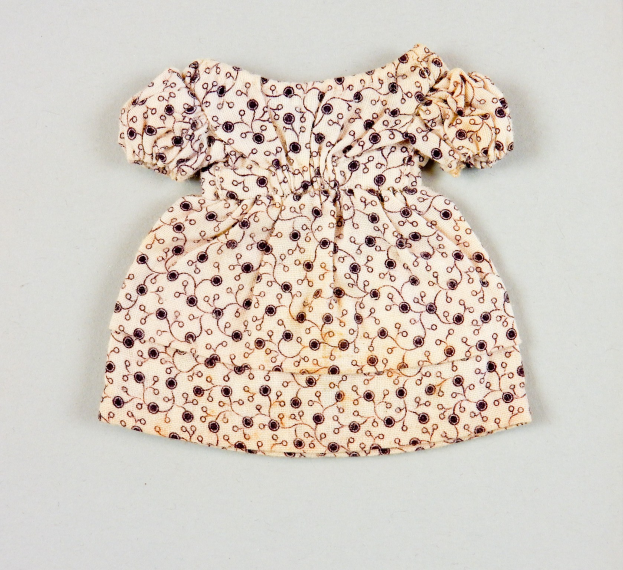 Weißes Kleid mit rundem Ausschnitt, kurzen Ärmeln und einem langen Rock mit vollem Saum, das ein kunstvolles mehrfarbiges Muster aufweist, auf einer weißen Oberfläche präsentiert.