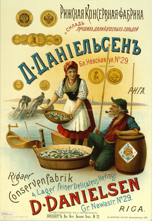 Plakat, das einen Fischmarkt in Russland bewirbt, zeigt eine Frau mit einem Korb voller Fische, einen sitzenden Mann daneben, Menschen in Booten im Hintergrund, Text und Münzen.