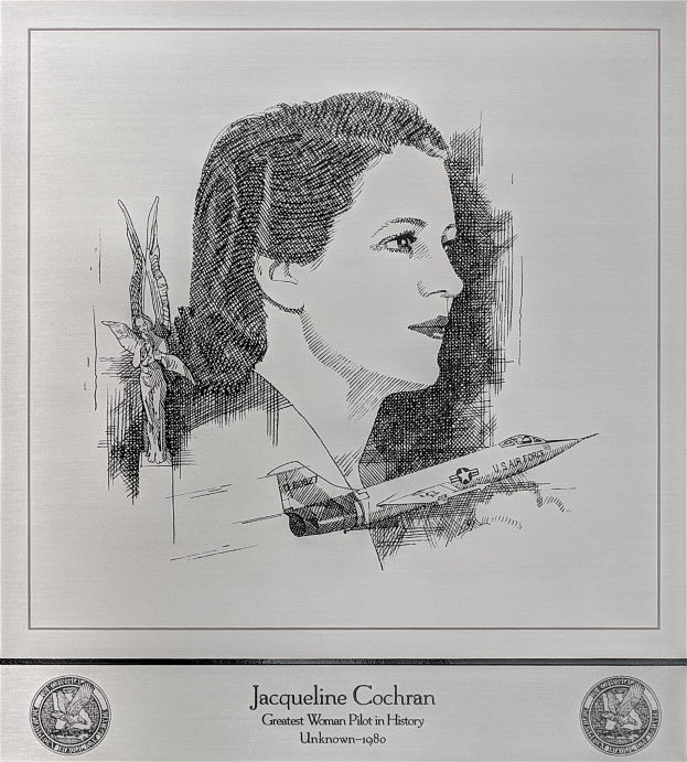 Schwarzes und weißes Porträt von Jacqueline Cochran, der größten Frauenschleuderin der Geschichte, mit ihrem Gesicht in der Mitte, begleitet von Text und zwei Logos unten.