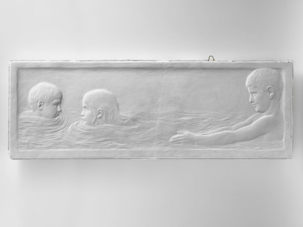 Schwarz-weiß-Foto von drei Kindern beim Schwimmen mit einer Wand im Hintergrund.