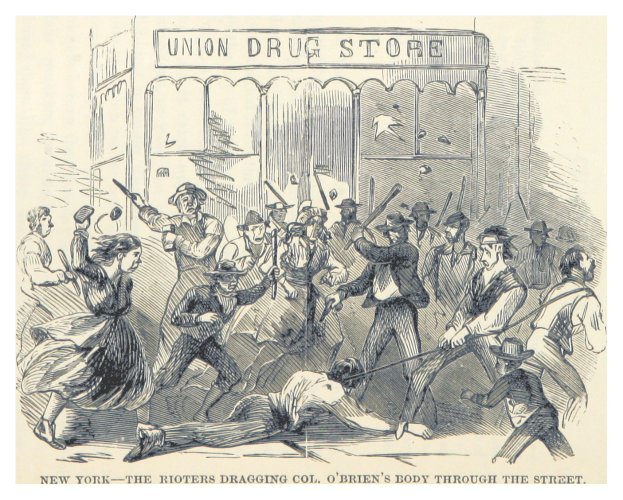 Eine handgezeichnete Papierabbildung, die eine Gruppe bewaffneter Personen vor einem Gebäude zeigt, mit der Beschriftung "New York - Die Aufständischen schleifen Col. O'Briens Leiche durch die Straße" unten.