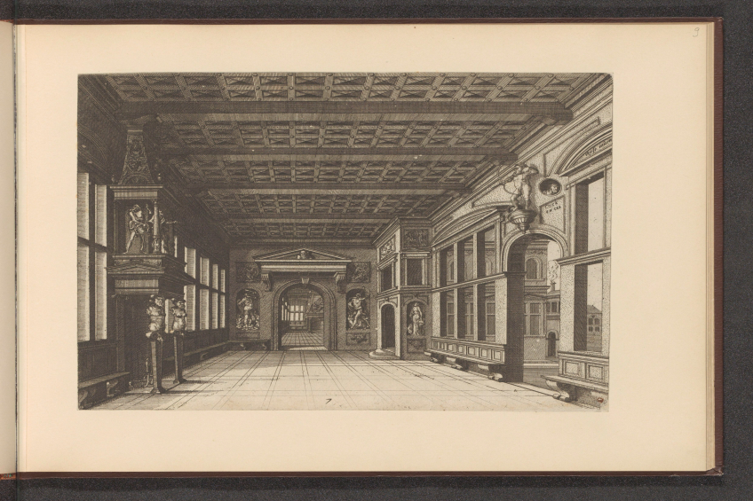 Ein aufgeschlagenes Buch mit einer Schwarz-Weiß-Zeichnung eines Zimmers, das mit Skulpturen, Fenstern und einer Decke gefüllt ist.