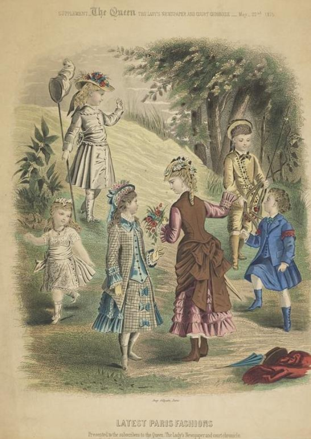 Gruppe von Kindern in modischer Kleidung aus dem 19. Jahrhundert, die im Freien mit Bäumen und Pflanzen stehen, mit dem Text "Neueste Pariser Moden" unten.
