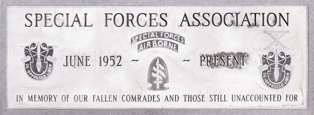 Plakette mit dem Text "Spezialeinheitenverband" und Logos der Spezialeinheitenluftlandetruppen, wahrscheinlich ein militärisches Gedenkdenkmal.