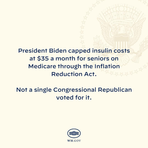 Ein Plakat mit Logo und Text, das 'Präsident Biden beschränkt Insulin-Kosten auf 35 Dollar pro Monat für Senioren mit Medicare durch das Inflation Reduction Act' lautet.
