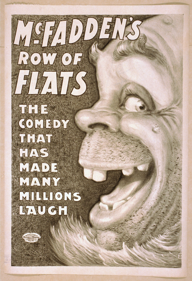 Plakat einer lachenden Person mit wilden Haaren, weit aufgerissenen Augen und einem breiten Grinsen, vor einem hellgelben Hintergrund, mit dem Text "McFadden's Row of Flats: The Comedy That Has Made Many Millions Laugh."