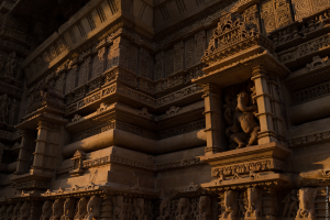 Alte Architektur mit Skulpturen an der Wand.