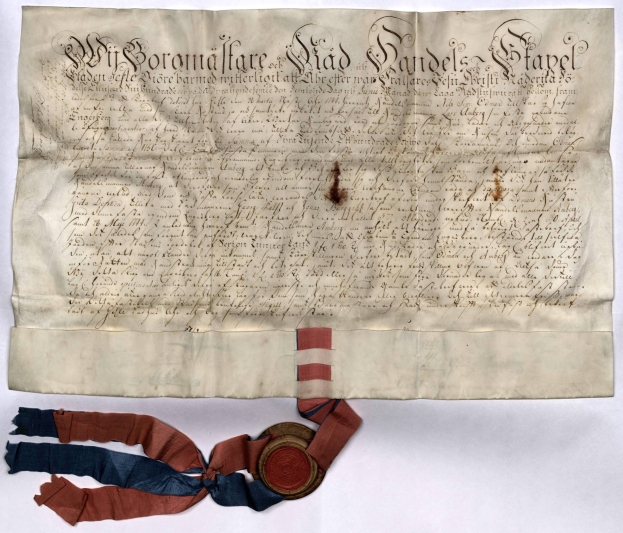 Altes Dokument mit einer roten, weißen und blauen Schleife, auf der Text zu erkennen ist.