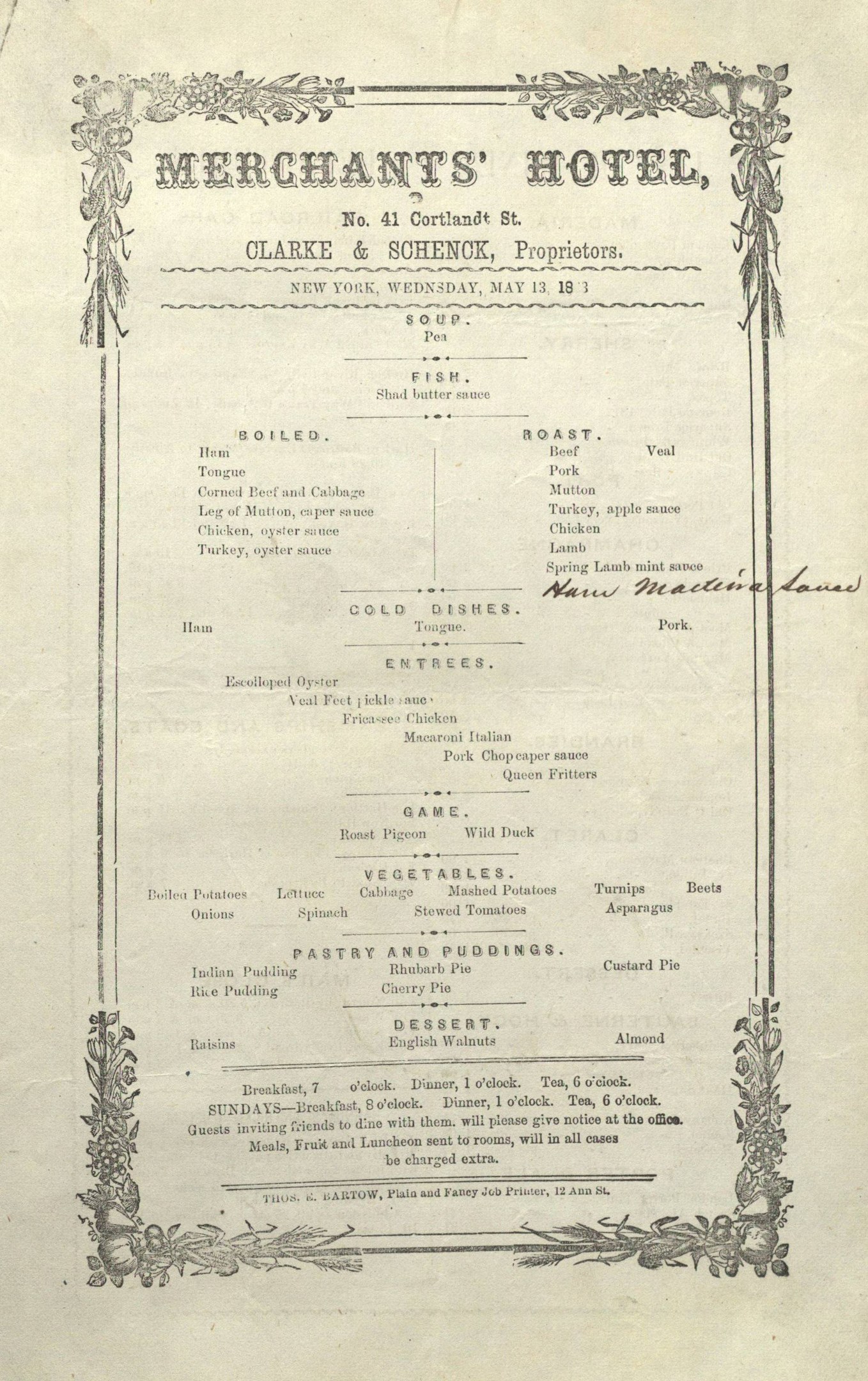 Altes Buch mit einer Speisekarte eines Kaufmanns Hotels, bedruckt in schwarzer Tinte auf weißem Papier, die Appetithäppchen, Hauptgerichte, Desserts und Getränke in einer organisierten Anordnung auflistet.