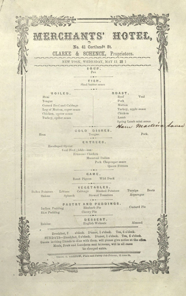 Altes Buch mit einer Speisekarte eines Kaufmanns Hotels, bedruckt in schwarzer Tinte auf weißem Papier, die Appetithäppchen, Hauptgerichte, Desserts und Getränke in einer organisierten Anordnung auflistet.