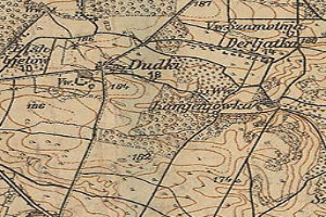 Ein altes topografisches Stadtplan von der Stadt Dudla, der Konturen, Straßen, Sehenswürdigkeiten und Texte mit Namen und Höhendifferenzen anzeigt.